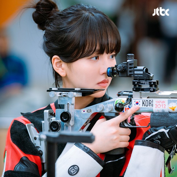 Potret Kim So Hyun jadi atlet tembak di Good Boy/ Foto: instagram.com/jtbcdrama Potret Kim So Hyun jadi atlet tembak di Good Boy/ Foto: instagram.com/jtbcdrama