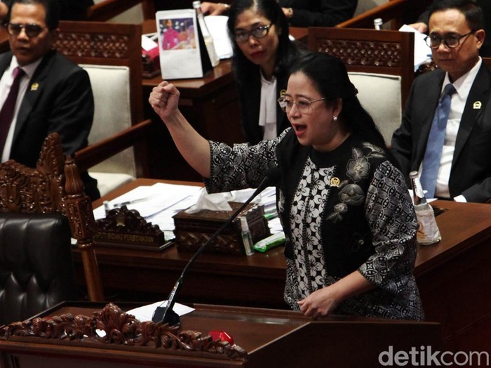 Ketua dewan perwakilan rakyat Puan Maharani menyodorkan pidato pada Rapat Paripurna Khusus HUT dewan perwakilan rakyat ke-79 di Kompleks Parlemen, Senayan, Jakarta, Kamis (29/8/2024). Dalam paripurna tersebut disampaikan juga laporan kinerja dewan perwakilan rakyat tahun 2023-2024.