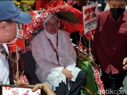Risma-Gus Hans Daftar ke KPU Jatim Naik Becak Berhias Banteng PDIP