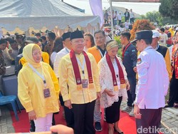 Rohidin Mersyah Daftar Pilgub Bengkulu ke KPU, Dikawal Ribuan Warga