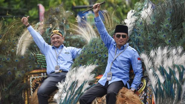 Pasangan bakal calon Gubernur Kalimantan Timur Rudy Mas'ud (kanan) dan bakal calon Wakil Gubernur Seno Aji (kiri) melambaikan tangannya di atas kepala Reog Ponorogo saat menuju Komisi Pemilihan Umum (KPU) Provinsi Kaltim, Samarinda, Kamis (29/8/2024). Pasangan Rudy Mas'ud-Seno Aji resmi mendaftarkan diri sebagai peserta Pilkada Kaltim 2024 dengan dukungan dari partai politik yang tergabung dalam Koalisi Indonesia Maju (KIM) Plus. ANTARA FOTO/M Risyal Hidayat/aww.