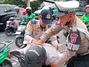 Pemotor Hampir Pingsan di Semanggi, Polisi dan Dishub Turun Membantu Pemotor Hampir Pingsan di Semanggi, Polisi dan Dishub Turun Membantu