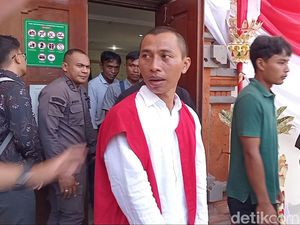 Tuntutan Bebas Sukena di Kasus Landak Jawa-2 WNA Diduga Terlibat Prostitusi Tuntutan Bebas Sukena di Kasus Landak Jawa-2 WNA Diduga Terlibat Prostitusi