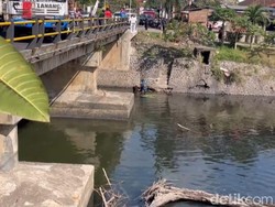 Hindari Tronton, Pemotor Jatuh ke Sungai di Jalan Denpasar-Gilimanuk