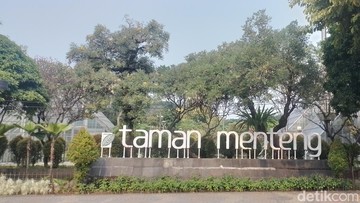 Taman Menteng dan Lapangan Banteng: Surga Malam yang Tak Pernah Tidur Taman Menteng dan Lapangan Banteng: Surga Malam yang Tak Pernah Tidur