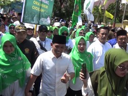 Targetkan Suara Milenial, Cak Thoriq-Ning Fika Daftar Pilbup Lumajang