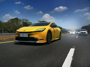 Toyota Prius Hybrid Digeber Jakarta-Yogyakarta, Konsumsi BBM-nya Bikin Bahagia Toyota Prius Hybrid Digeber Jakarta-Yogyakarta, Konsumsi BBM-nya Bikin Bahagia