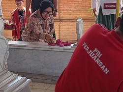Saat Risma Ziarah ke Makam Gubernur Soerjo: Beliau Teman Kakek Saya