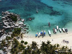 Menikmati Keindahan Pulau Lengkuas Belitung dari Atas Mercusuar Menikmati Keindahan Pulau Lengkuas Belitung dari Atas Mercusuar