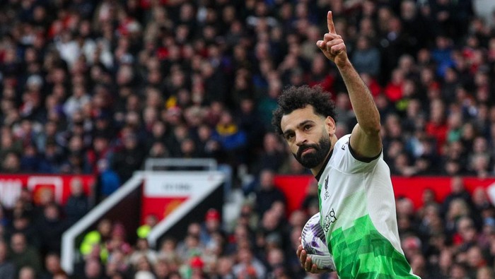 MANCHESTER, ENGLAND - APRIL 7: Liverpools Mohamed Salah celebrates scoring his sides second goal from the penalty spot during the Premier League match between Manchester United and Liverpool FC at Old Trafford on April 7, 2024 in Manchester, England.(Photo by Alex Dodd - CameraSport via Getty Images)