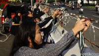 Bela Palestina, Massa Gelar Aksi Gembok di Depan Kedubes AS Jakarta
