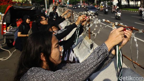 Bela Palestina, Massa Gelar Aksi Gembok di Depan Kedubes AS Jakarta