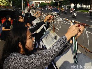 Bela Palestina, Massa Gelar Aksi Gembok di Depan Kedubes AS Jakarta Bela Palestina, Massa Gelar Aksi Gembok di Depan Kedubes AS Jakarta