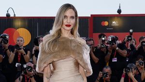 Foto: Gaya Hollywood Glamour Angelina Jolie di Red Carpet Venice Film Festival