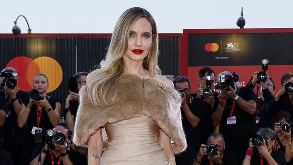 Foto: Gaya Hollywood Glamour Angelina Jolie di Red Carpet Venice Film Festival Foto: Gaya Hollywood Glamour Angelina Jolie di Red Carpet Venice Film Festival