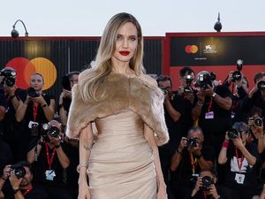 Angelina Jolie Izinkan Putrinya Berusia 16 Buat Tato yang Sama dengan Miliknya Angelina Jolie Izinkan Putrinya Berusia 16 Buat Tato yang Sama dengan Miliknya
