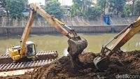 Cegah Pendangkalan, Lumpur di Kali Ciliwung Dikeruk