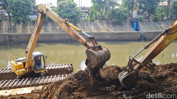 Cegah Pendangkalan, Lumpur di Kali Ciliwung Dikeruk