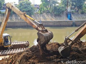 Cegah Pendangkalan, Lumpur di Kali Ciliwung Dikeruk