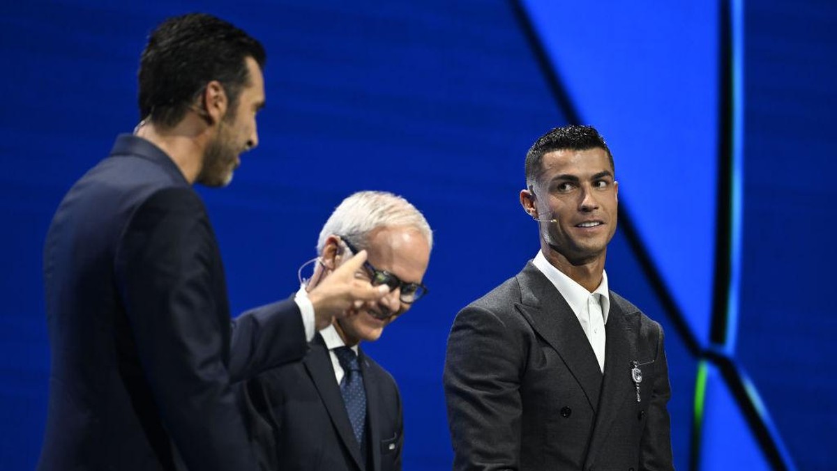 Momen Ronaldo dan Buffon satu panggung dalam acara undian Liga Champions 2024/2025. (Foto: Kristian Skeie - UEFA/UEFA via Getty Images)