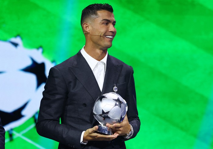 Soccer Football - Champions League - Phase Draw 2024 - Grimaldi Forum, Monaco - August 29, 2024 Cristiano Ronaldo receives the all time top scorer of the Champions League award REUTERS/Manon Cruz