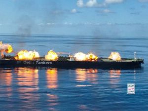 Diserang Houthi, Kapal Tanker Terbakar di Laut Merah Diserang Houthi, Kapal Tanker Terbakar di Laut Merah
