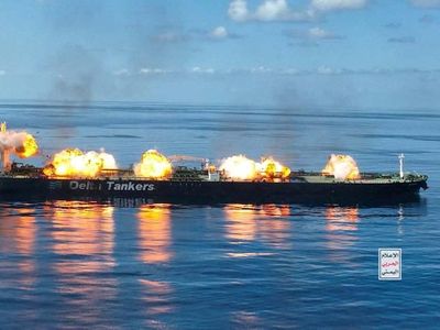 Diserang Houthi, Kapal Tanker Terbakar di Laut Merah
