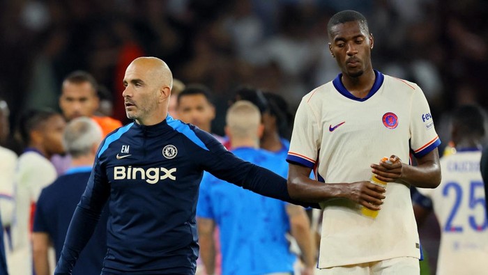 Soccer Football - Europa Conference League - Play Offs - Second Leg - Servette v Chelsea - Stade de Geneve, Geneva, Switzerland - August 29, 2024 Chelsea manager Enzo Maresca with Chelseas Tosin Adarabioyo at the end of the match REUTERS/Denis Balibouse