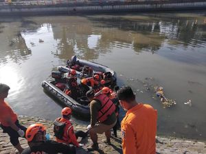 Geger Temuan Jasad Pria Mengapung di Sungai Kalimas Surabaya Geger Temuan Jasad Pria Mengapung di Sungai Kalimas Surabaya