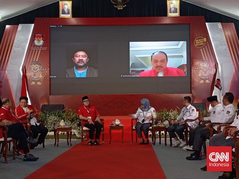 Jeje Wiradinata dan Ronal Surapradja dalam panggilan video di KPUD Jawa Barat pada Jumat (30/8/2024) awal hari. (CNN Indonesia/Cxhaeszhar Yudistira)