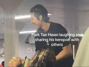 Heboh! Aktor Lee Seung Gi Tertangkap Santai Makan di Pujasera