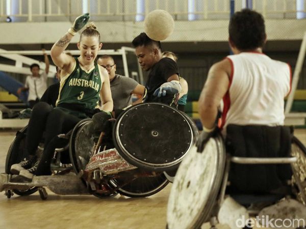 Melihat Atlet Rugby Kursi Roda Australia-Indonesia Bertanding