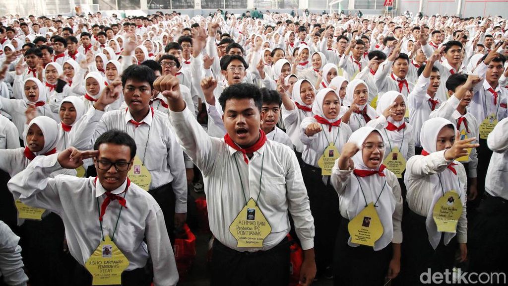 Melihat Ribuan Mahasiswa Baru Jalani Ospek di UNJ Melihat Ribuan Mahasiswa Baru Jalani Ospek di UNJ