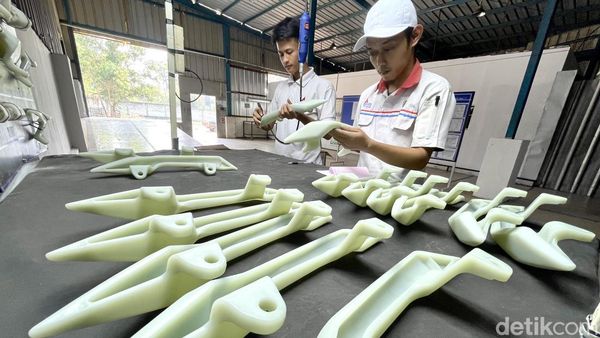 Mengintip Proses Pengecatan Komponen Motor di Purwakarta