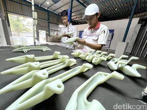 Mengintip Proses Pengecatan Komponen Motor di Purwakarta