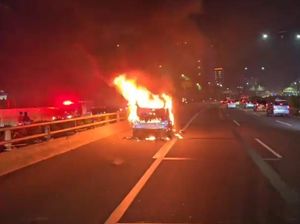 Mobil Terbakar di Tol Dalam Kota Pancoran Arah Cawang