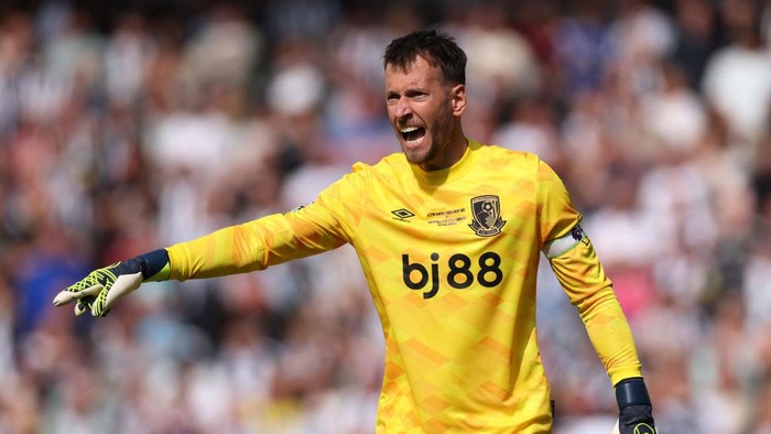 BOURNEMOUTH, ENGLAND - AUGUST 25: Goalkeeper Neto of AFC Bournemouth during the Premier League match between AFC Bournemouth and Newcastle United FC at Vitality Stadium on August 25, 2024 in Bournemouth, England. (Photo by Eddie Keogh/Getty Images)