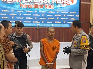 Tangkap Maling Mesin Aerator, Polisi di Blitar Diberi Hadiah Ikan Koi Tangkap Maling Mesin Aerator, Polisi di Blitar Diberi Hadiah Ikan Koi