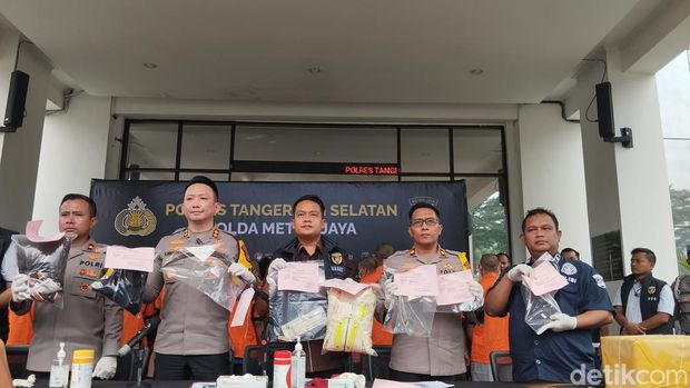 Polres Tangsel menangkap M (16) dan T (14), pelaku pembacokan yang menewaskan O (14) siswa madrasah tsanawiyah (MTs) di Ciputat, Tangerang Selatan. (Maulana IF/detikcom)