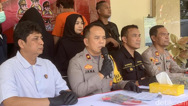 Polsek Kalideres menangkap sejoli yang menggugurkan kandungan secara ilegal.