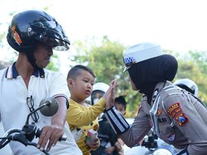 Polwan Lamongan Bagikan Helm dan Mawar ke Pengguna Jalan di HUT ke-76 Polwan Lamongan Bagikan Helm dan Mawar ke Pengguna Jalan di HUT ke-76