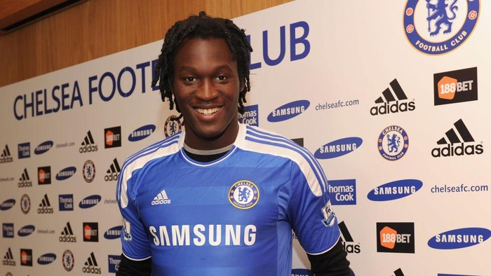 romelu Lukaku, 2011 COBHAM, ENGLAND - AUGUST 18: Chelsea new signing Romelu Lukaku poses in the Chelsea shirt at Cobham training ground on August 18, 2011 in Cobham, England. (Photo by Darren Walsh/Chelsea FC via Getty Images)