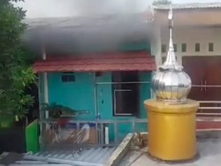 Rumah Terbakar di Lubang Buaya Jaktim, Asap Hitam Mengepul