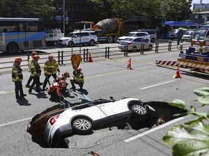 Penampakan Lubang yang Tiba-tiba Muncul Lalu Telan Mobil di Korsel Penampakan Lubang yang Tiba-tiba Muncul Lalu Telan Mobil di Korsel