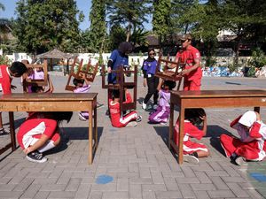 Momen Siswa SD Belajar Penanganan Bencana Gempa Bumi Momen Siswa SD Belajar Penanganan Bencana Gempa Bumi