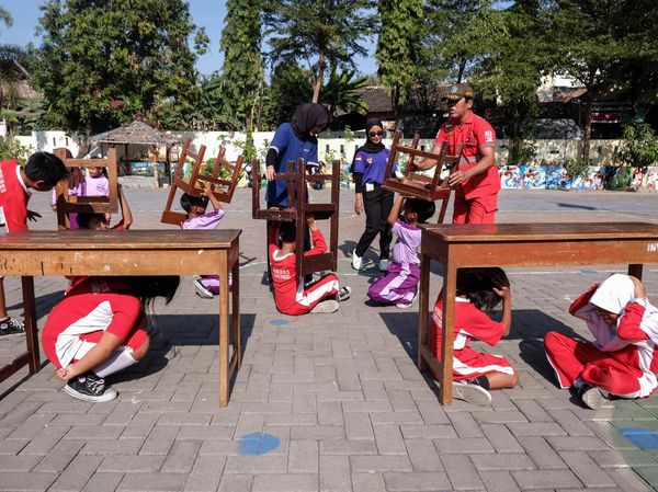 Momen Siswa SD Belajar Penanganan Bencana Gempa Bumi