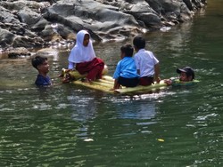 Bertaruh Nyawa, Siswa SD di Bone Naik Rakit Seberangi Sungai ke Sekolah