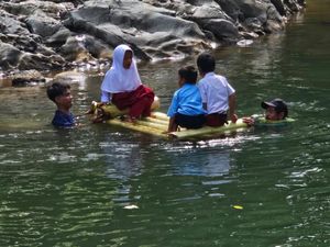 Siswa SD Bone Naik Rakit ke Sekolah, Pemkab Dituding Abaikan Usulan Jembatan Siswa SD Bone Naik Rakit ke Sekolah, Pemkab Dituding Abaikan Usulan Jembatan