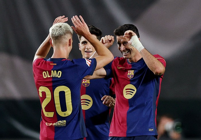 Soccer Football - LaLiga - Rayo Vallecano v FC Barcelona - Campo de Futbol de Vallecas, Madrid, Spain - August 27, 2024 FC Barcelonas Dani Olmo, Pau Victor and Robert Lewandowski celebrate after the match REUTERS/Violeta Santos Moura