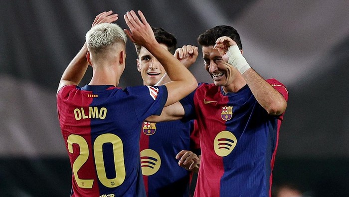 Soccer Football - LaLiga - Rayo Vallecano v FC Barcelona - Campo de Futbol de Vallecas, Madrid, Spain - August 27, 2024 FC Barcelonas Dani Olmo, Pau Victor and Robert Lewandowski celebrate after the match REUTERS/Violeta Santos Moura